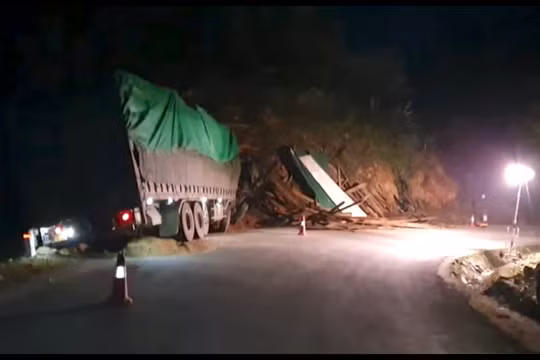 Xe tải chở gỗ mất lái đâm vào vách núi, 3 người thương vong