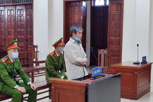 Tạm hoãn xử vụ án giết người do mâu thuẫn đóng, mở cổng