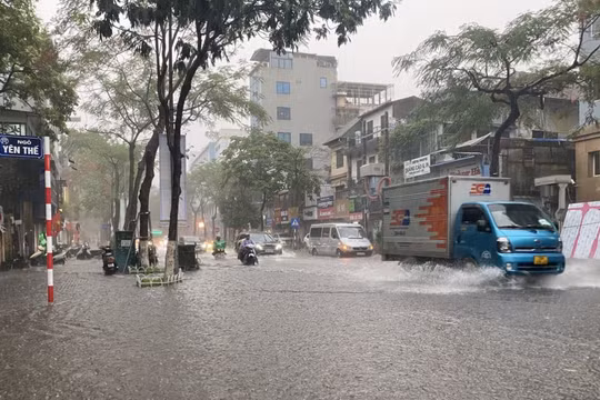Hà Nội cứ mưa lại ngập: Không nên chỉ đổ tại... trời!