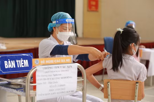 Hà Nội triển khai tiêm vaccine cho trẻ từ 5-11 tuổi ở các tuyến huyện