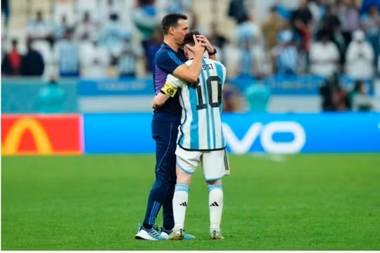 HLV Argentina dành lời khen có cánh cho Lionel Messi