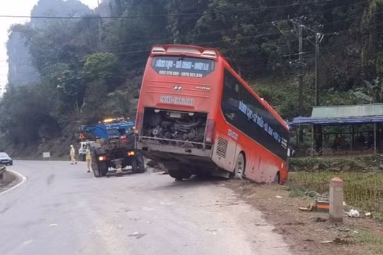 Hòa Bình: Xe khách va chạm với xe máy, 1 người tử vong