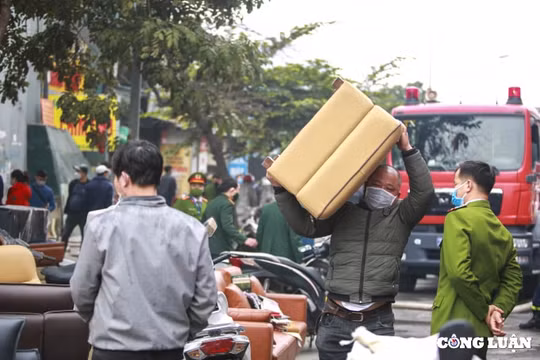 Người dân hối hả xách đồ chạy xa đám cháy lớn trên đường Nguyễn Xiển, Hà Nội