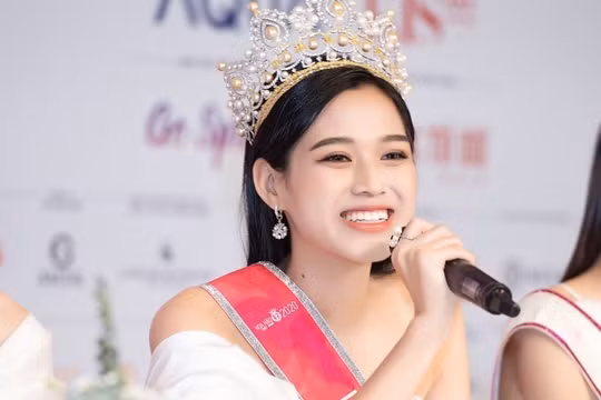 Hoa hậu Đỗ Thị Hà thông báo âm tính với COVID-19