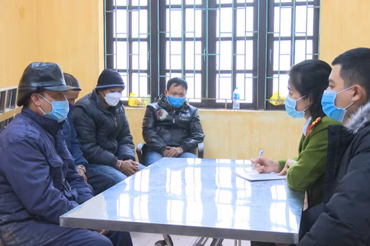 Tự nhận là tổ bảo vệ phương tiện đường thủy để cưỡng đoạt tài sản