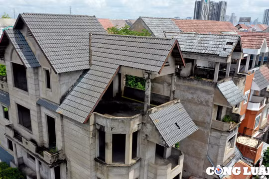 Hàng chục biệt thự triệu USD, bỏ hoang trong lòng thành phố Thủ Đức