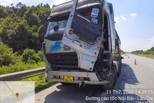 Tài xế xe đầu kéo bị xe tải tông tử vong trên cao tốc