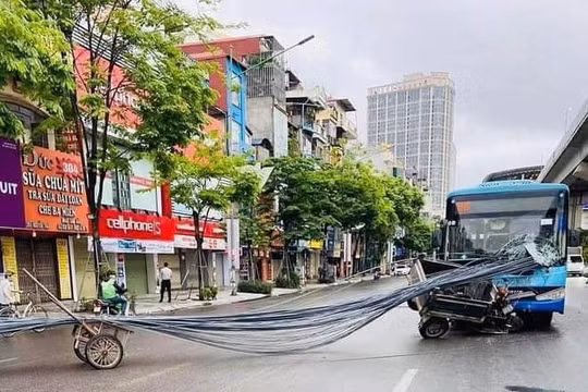 Hà Nội: Kính chắn gió của xe buýt bị bó sắt đâm thủng