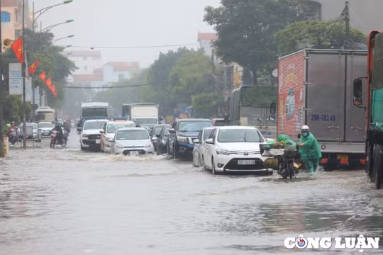 Hà Nội: Cảnh báo những tuyến đường ngập sâu, phương tiện khó di chuyển