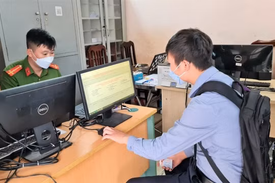 Hà Nội: Chỉ mất từ 5 -10 phút, người dân đã được đăng kí cấp biển số xe máy tại Công an xã