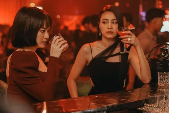 'Cô Gái Từ Quá Khứ' tung hình ảnh máu me của Ninh Dương Lan Ngọc và Kaity Nguyễn