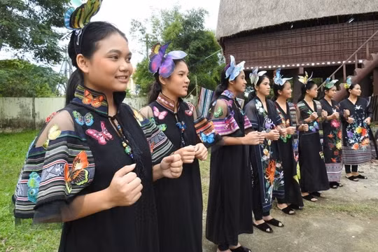 Áo dài thiết kế trên nền thổ cẩm Tây Nguyên sẽ được trình diễn tại Kon Tum