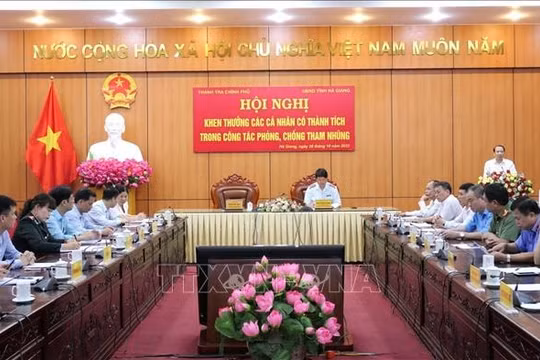 Khen thưởng 4 cá nhân có thành tích trong phòng, chống tham nhũng