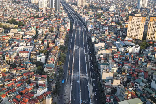 Người dân mong chờ ngày thông xe tuyến đường Vành đai 2, đoạn Vĩnh Tuy – Ngã Tư Sở