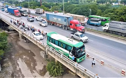 Ô tô vẫn đi vào làn xe máy trên cầu Thanh Trì (Hà Nội)