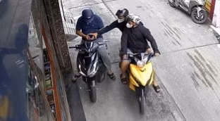 Hãi hùng cảnh nhóm cướp giật điện thoại, xịt hơi cay nạn nhân ở TP. HCM