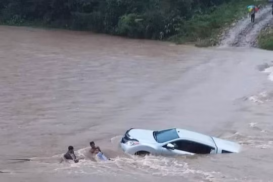 Kon Tum: Trục vớt chiếc ô tô bán tải của thầy giáo bị cuốn trôi khi đi qua ngầm tràn