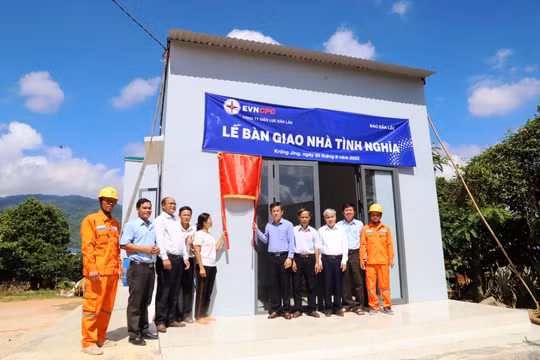 Báo Đắk Lắk và Hội Nhà báo tỉnh bàn giao hai nhà tình nghĩa cho hộ nghèo