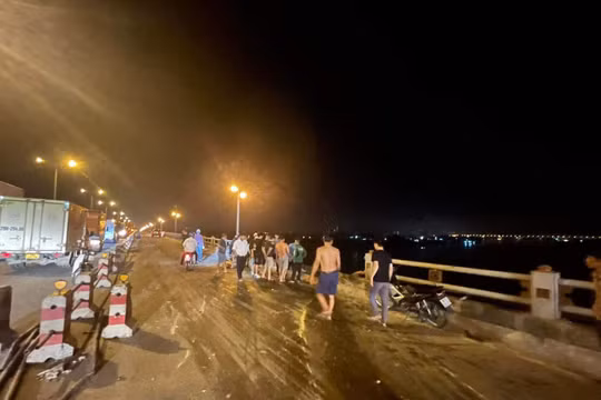 Hà Nội: Xe đầu kéo tông gãy thành cầu, lao xuống sông Hồng