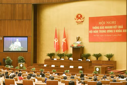 Phát triển kinh tế là trung tâm và xây dựng Đảng là then chốt