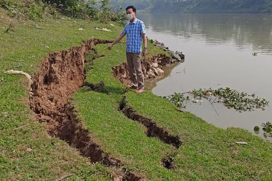 Bắc Giang: Khẩn cấp xử lý sự cố sạt trượt chân, mái kè khu vực đê hữu Thương và đê tả Thương