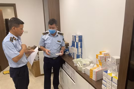 Phát hiện kho thuốc tây bất hợp pháp với số lượng “khủng”, chủ hàng khai nhập từ chợ thuốc Hapulico