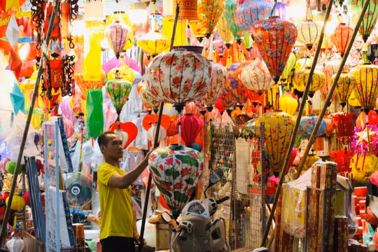 Hàng Mã bày bán “tràn ngập” đồ chơi Trung thu trong tháng cô hồn