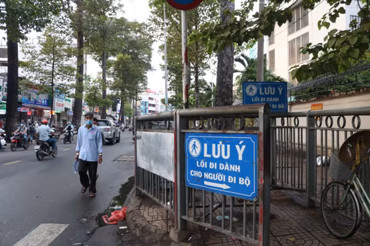TP. HCM: Muôn kiểu 'phân chia' vỉa hè của người đi bộ để làm bãi giữ xe