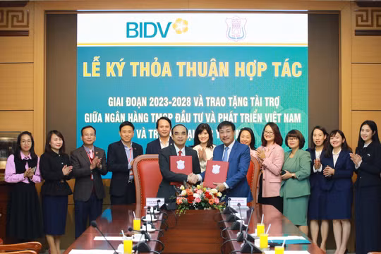 BIDV và Trường Đại học Y Hà Nội ký kết Thỏa thuận hợp tác giai đoạn 2023-2028 và trao tài trợ