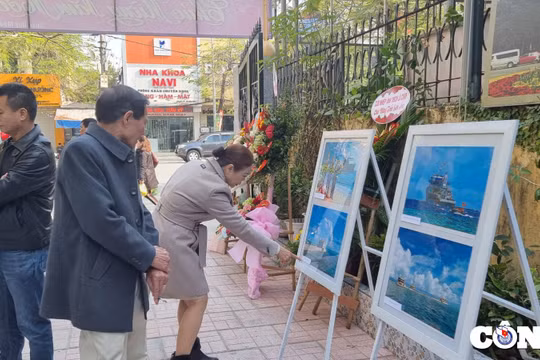 Trưng bày ảnh 'Hướng về biển đảo quê hương - Trường Sa, Nhà giàn DK1'