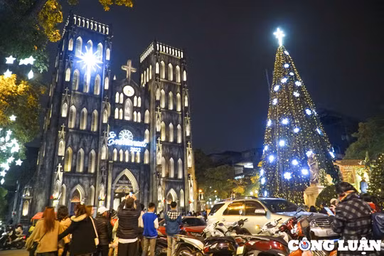 Các nhà thờ ở Hà Nội rực rỡ sắc màu chào đón lễ Giáng sinh 2022