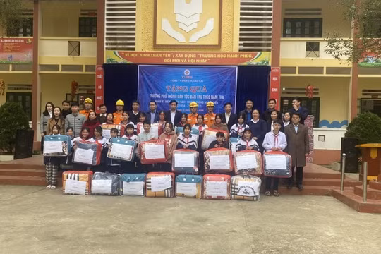 Công ty Điện lực Lào Cai giúp xã Nậm Tha, huyện Văn Bàn xây dựng nông thôn mới