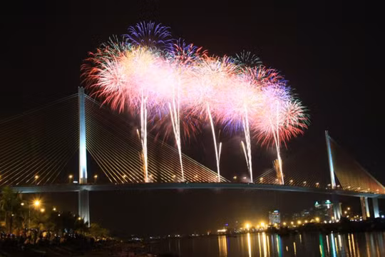 Hạ Long và Móng Cái xin bắn pháo hoa tầm cao