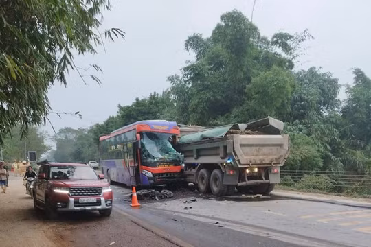 Hòa Bình: Va chạm giữa 2 ô tô và 1 xe máy khiến 2 người tử vong