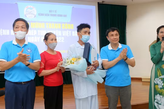 Trưởng Ban Kinh tế Trung ương thăm hỏi bệnh nhân được "ghép tim xuyên Việt"