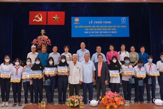 CT Group tặng học bổng và quà Trung thu cho trẻ em người Chăm vượt khó
