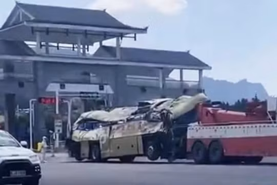 Trung Quốc: Xe buýt chờ người đi cách ly gặp tai nạn, 27 người thiệt mạng
