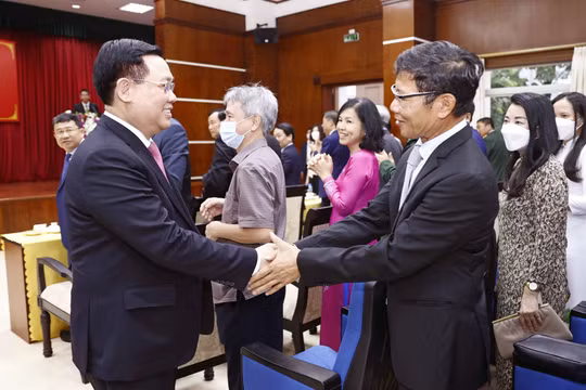 Khuyến khích, tạo điều kiện để bà con Việt Kiều tại Lào về thăm quê hương, đầu tư kinh doanh
