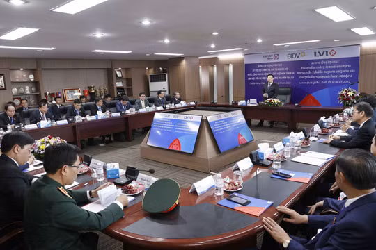 Chủ tịch Quốc hội Vương Đình Huệ đánh giá cao mô hình Ngân hàng liên doanh Lào - Việt