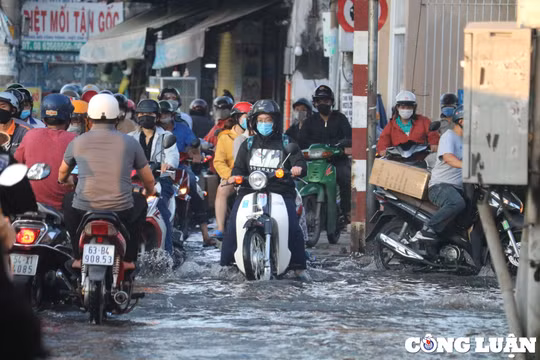 Triều cường dâng cao, người dân TP. HCM bì bõm sau giờ tan tầm
