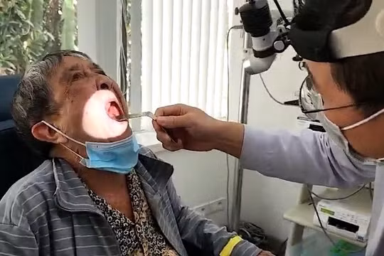 Cụ bà 79 tuổi ăn được sau 2 năm chỉ nuốt cháo loãng