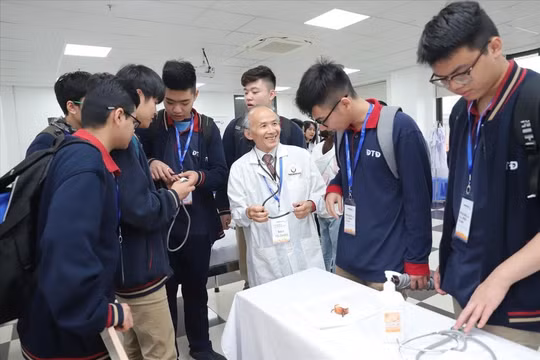 GS, PGS, tiến sĩ, giám định viên pháp y... sẽ được nghỉ hưu muộn hơn bình thường