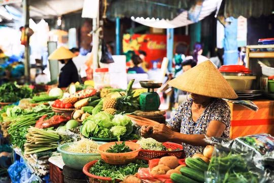 Bộ Tài chính lý giải giá xăng giảm, nhưng nhiều mặt hàng thiết yếu vẫn tăng