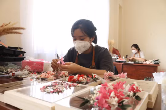 Độc đáo tranh hoa khô lồng kính làm quà dịp Quốc tế phụ nữ