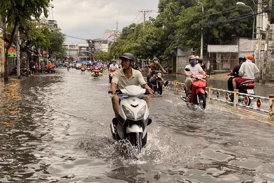Mưa kéo dài hơn 2 giờ, nhiều tuyến đường ở TP. HCM biến thành... sông