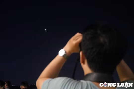 Người dân TP HCM đổ xô đi xem nguyệt thực toàn phần cuối cùng của năm
