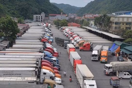 Cảnh báo chống ùn tắc hàng tại các cửa khẩu đường bộ