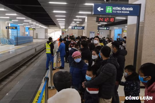 Người dân xếp hàng đi tàu điện Cát Linh trong những ngày Tết