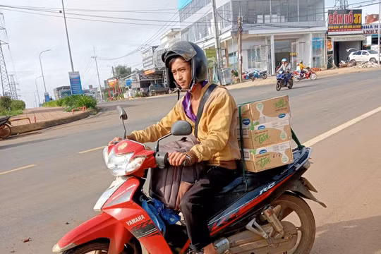 Người đàn ông vượt nghìn cây số đến cứu trợ vùng lũ quét bằng xe máy