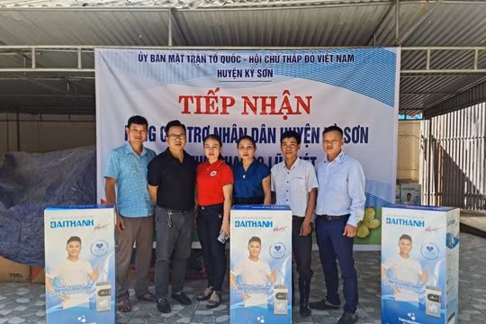 Tân Á Đại Thành tặng bồn nước, máy lọc nước hỗ trợ người dân vùng lũ Nghệ An